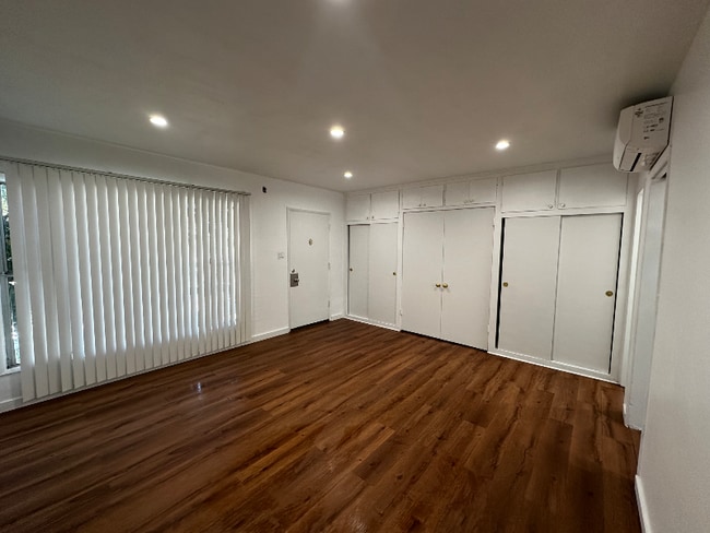 Foto del edificio - 323 N Chevy Chase Dr