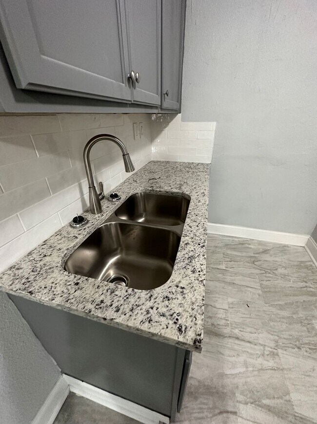 Building Photo - Renovated 3/2 Single Family Home Available Now!