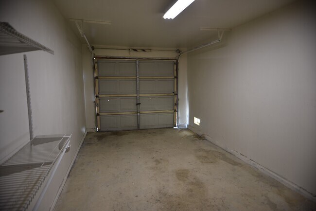 Cochera - 33375 Wishing Well Trl