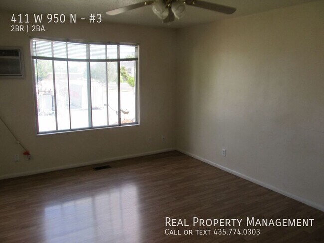 Building Photo - Pet friendly 2 br 1.5 bath townhome Availa...
