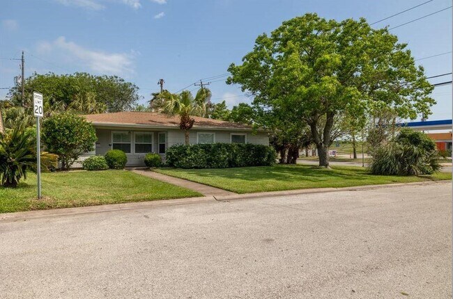 Foto del edificio - 102 Bonita Ave