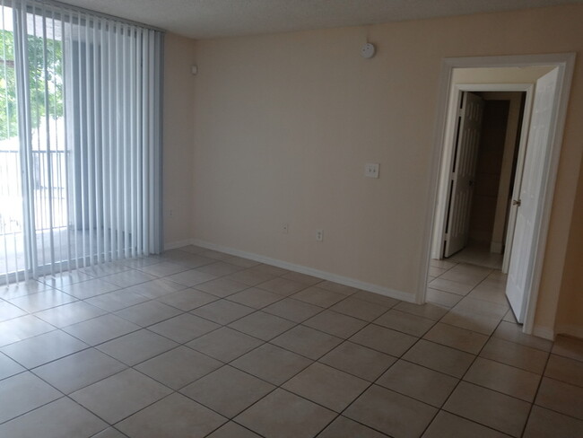 Foto del edificio - SPACIOUS 2BED/1DEN/2BATH