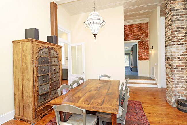 Foto del edificio - Beautifully Restored Ivy Residence, Fully Furnished with Utilities Included