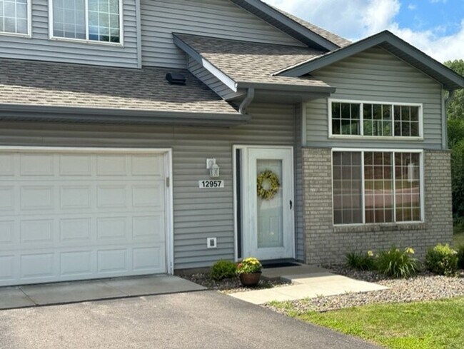 Building Photo - Very Spacious Townhome in great area in Apple Valley. Avail Oct 1