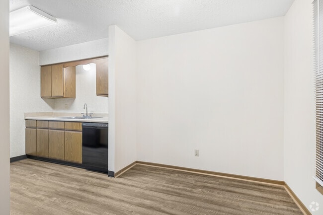 2BR, 2BA - 1,039SF - Dining Room - Remington Station Townhomes