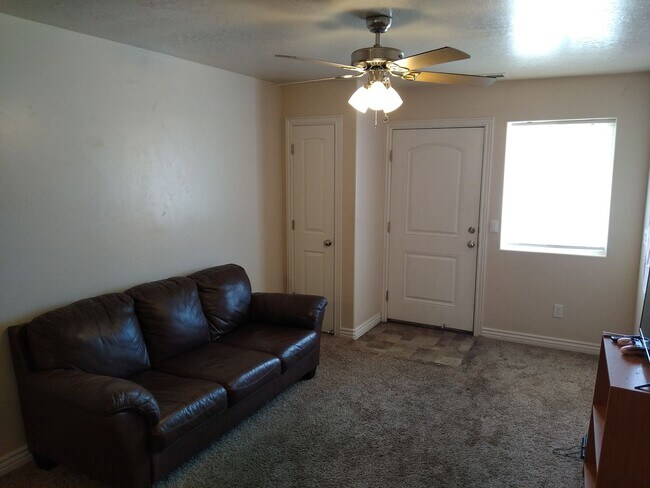 Foto del edificio - 2 bed, 1 bath, with appliances included! L...