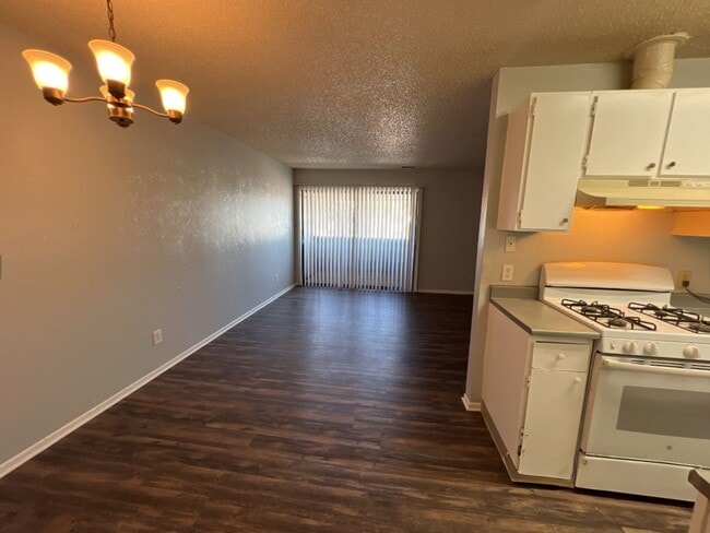 Building Photo - 2 Bedroom 1 Bathroom Apartment in Aurora  **Move-In Special**