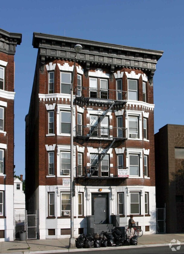 Building Photo - 1203 Broad St