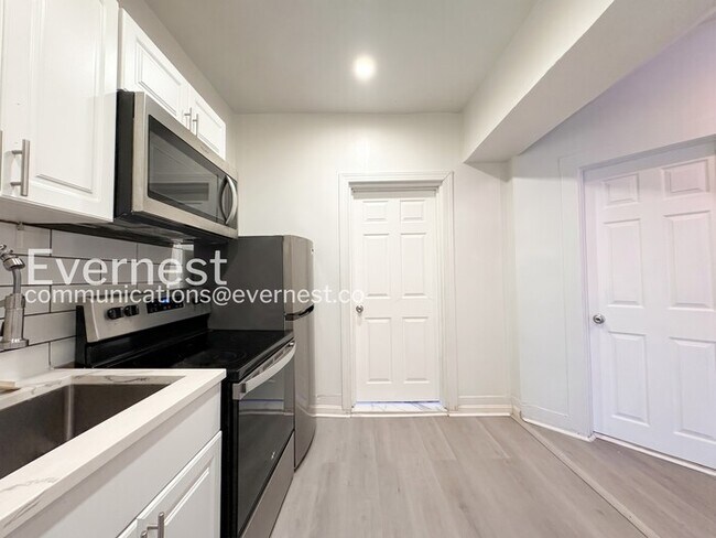 Building Photo - 2-Bed/1-Bath Spacious Condo with Balcony/ Available Soon!