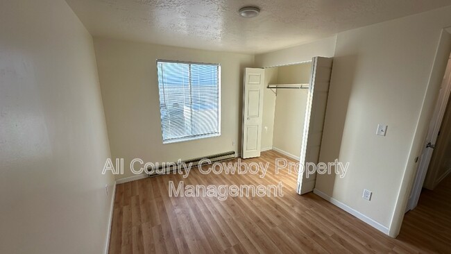 Foto del edificio - 704 Ferris Ct
