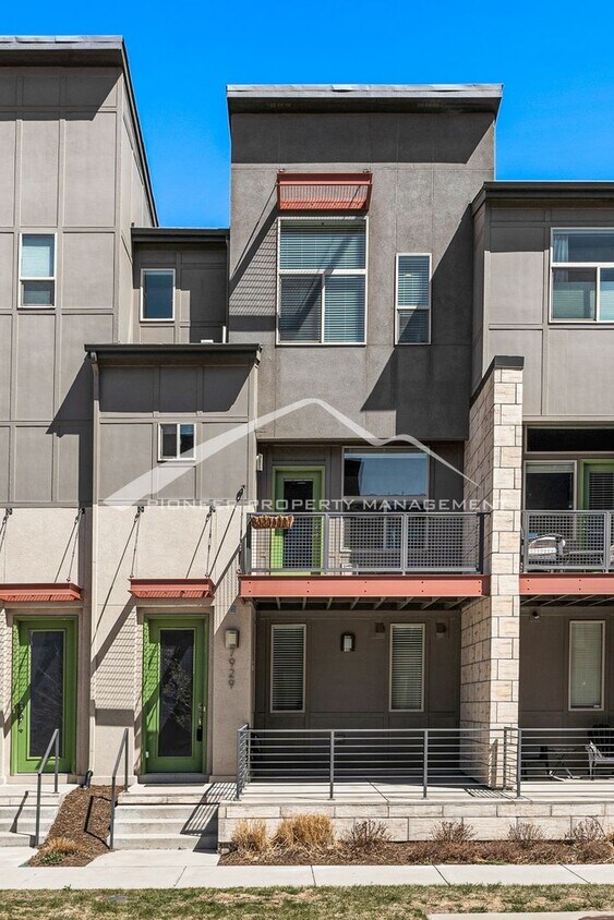 Beautiful Townhome with 2 Car Garage and Central A/C - Beautiful Townhome with 2 Car Garage and C...