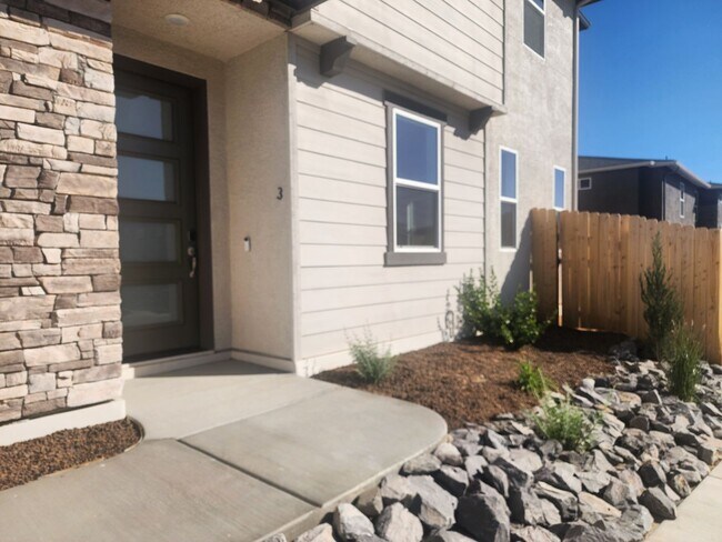 Foto del edificio - Brand New Townhome in South Carson City