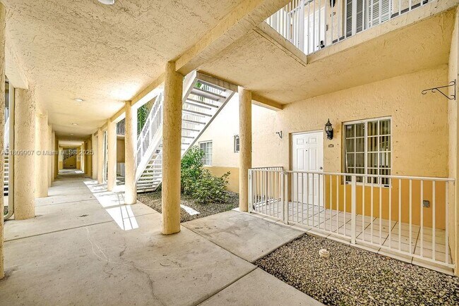 Foto del edificio - 6900 NW 179th St