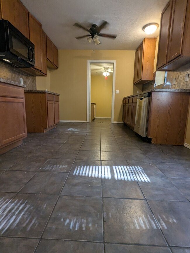 Foto del edificio - Quaint 3/2 on large shaded lot in Azle! Summer MoveIn Special!