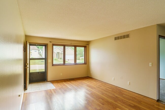 Building Photo - 2 Bedroom Townhome Available August 1st, 2026!