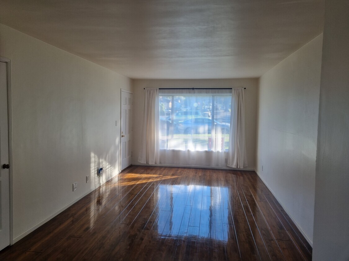 living room - 1801 N Glenoaks Blvd
