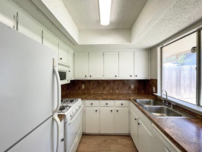 Foto del edificio - 906 Acorn Oaks Dr