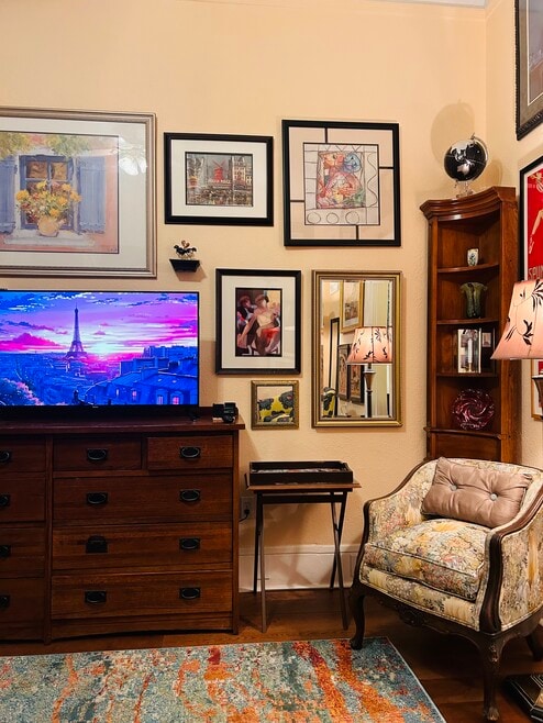 One of the LARGER spaces, INCL Q.BD,LIV,  Din 4 Sit downs, FULL KIT& BA+ BONUS RM w/Twin - The Lindsay Furnished Apartments