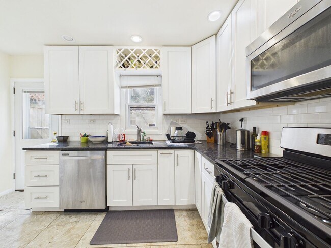Foto del edificio - Renovated 2BR w/ HW Floors, New Kitchen, A/C, W/D, Small Yard