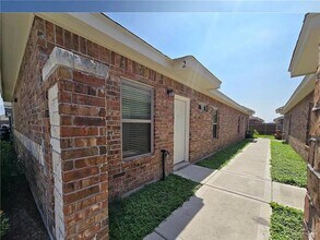 Building Photo - 2806 E Eisenhower Ave