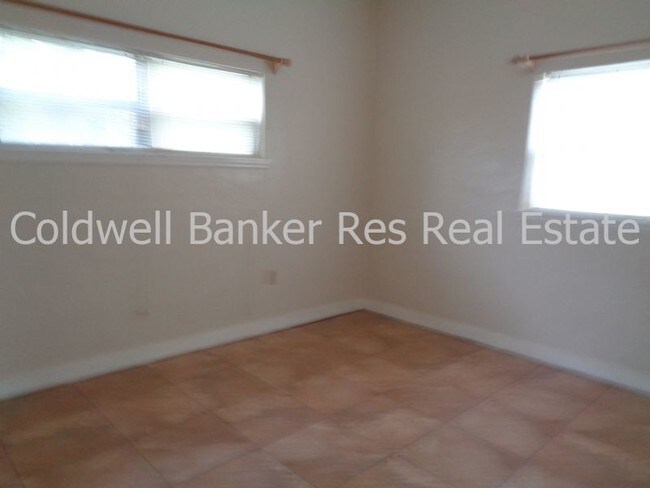 Building Photo - 4816 Deauville Dr