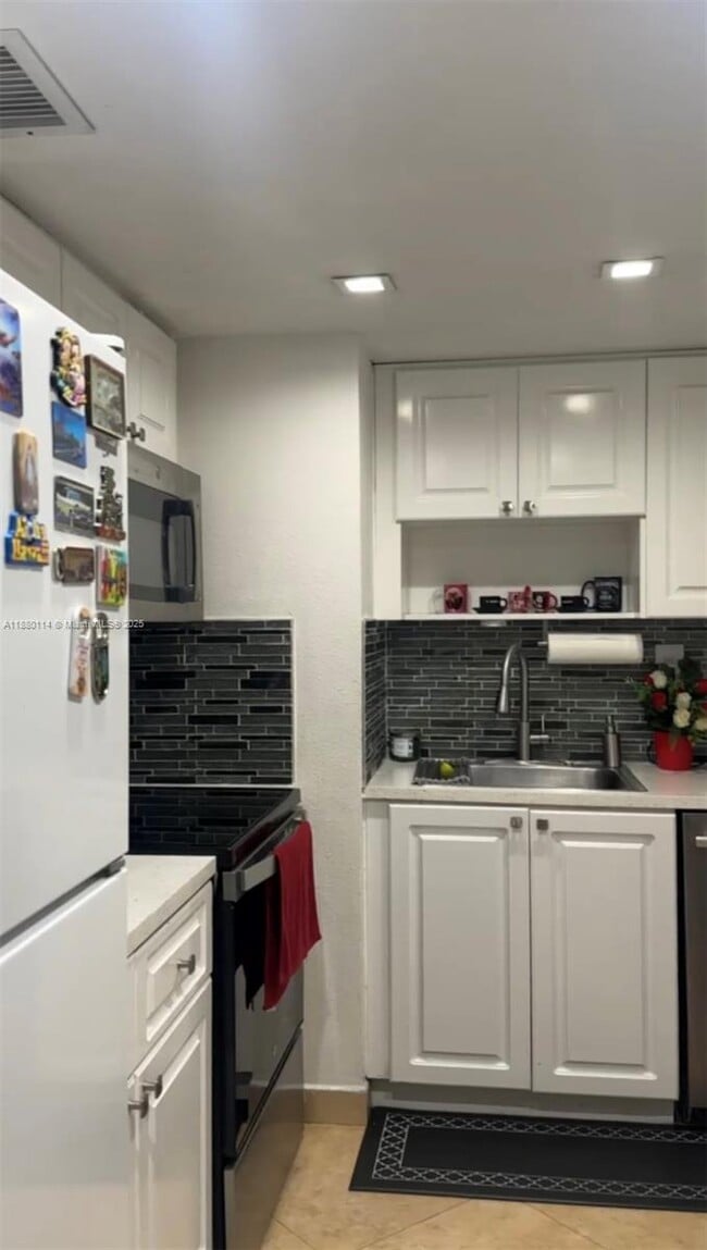 Building Photo - 5400 SW 77th Ct