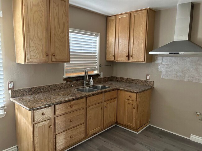 Foto del edificio - 2 bed/1 bath Home - Ready to Rent! - Fenced back yard, Gardner included!