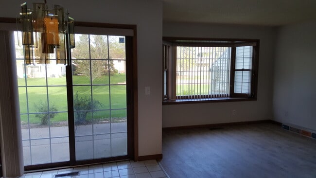 Building Photo - 4159 Maureen Dr NE