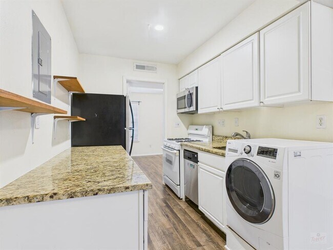 Building Photo - 1106 W 22nd St