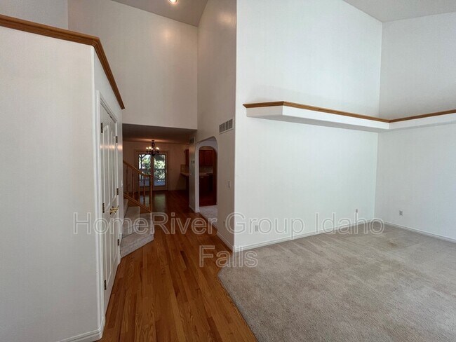 Building Photo - 241 Hampton Ln