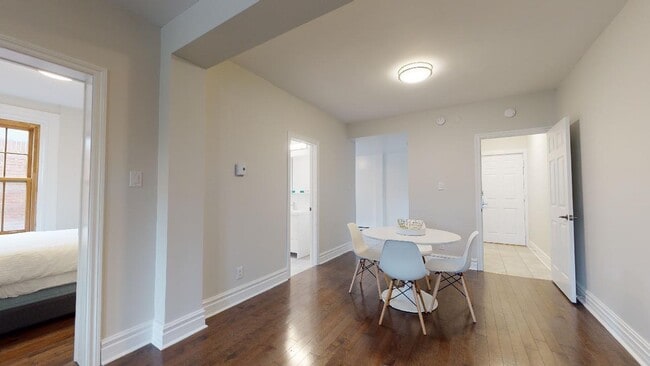 Building Photo - 4560 Sainte-Catherine