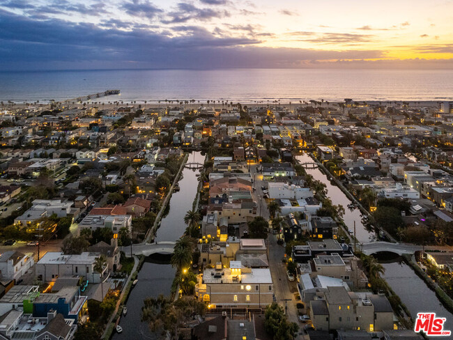 Foto del edificio - 405 Sherman Canal