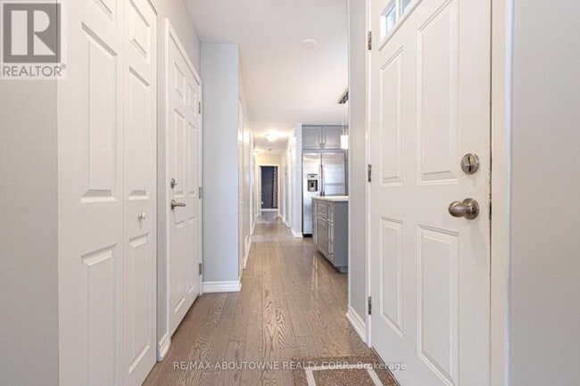 Building Photo - 1601 Sandgate Crescent