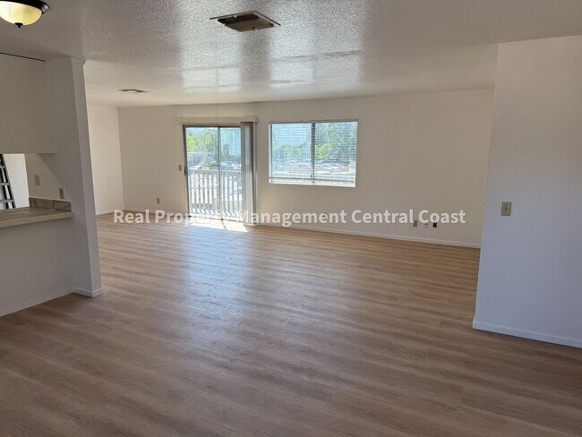 Foto del edificio - 6460 Nacimiento Ave