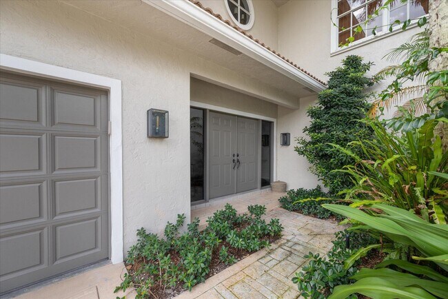 Building Photo - 11823 Pebblewood Dr