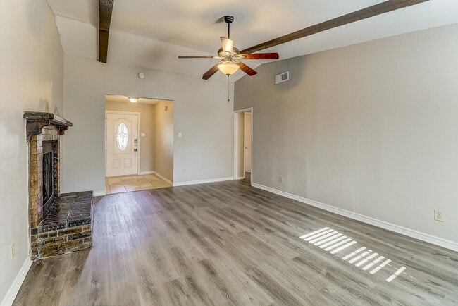 Building Photo - 742 Yale Dr