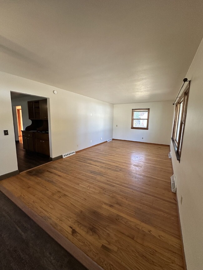 Building Photo - 1112 E Memorial Dr