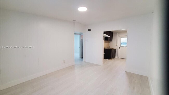 Foto del edificio - 841 NW 12th Ave