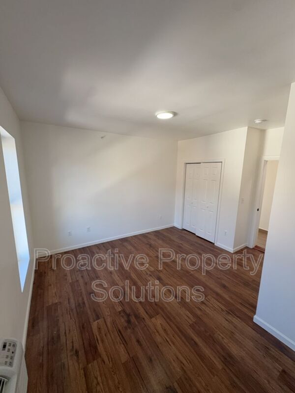 Foto del edificio - 730 N Main St