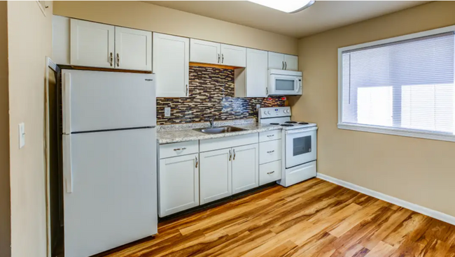 Awesome Kitchen - 703 E Oak St