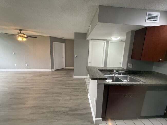 Foto del edificio - 2880 N Oakland Forest Dr