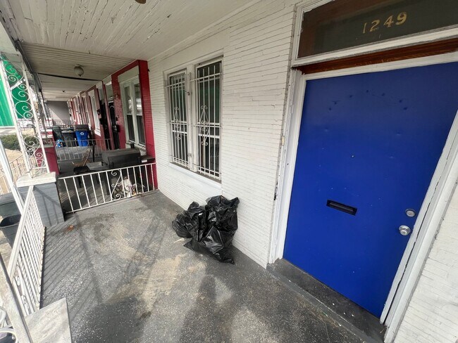 Building Photo - Oversized Classic Row Home w Wood Floors a...