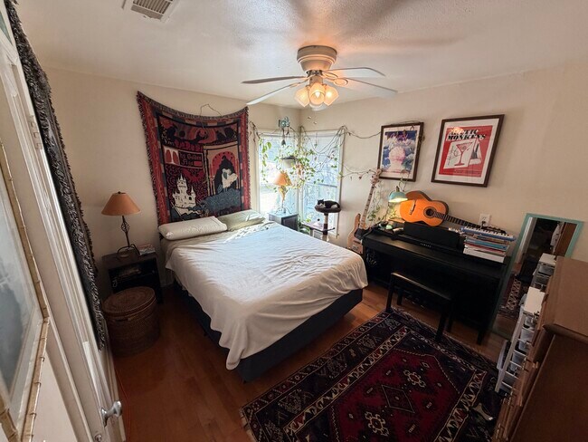 Foto del edificio - 4910 Grover Ave