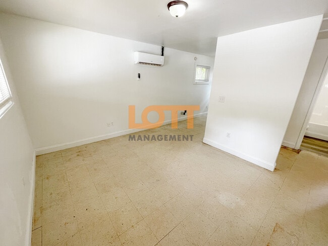 Building Photo - 10 Montis Dr