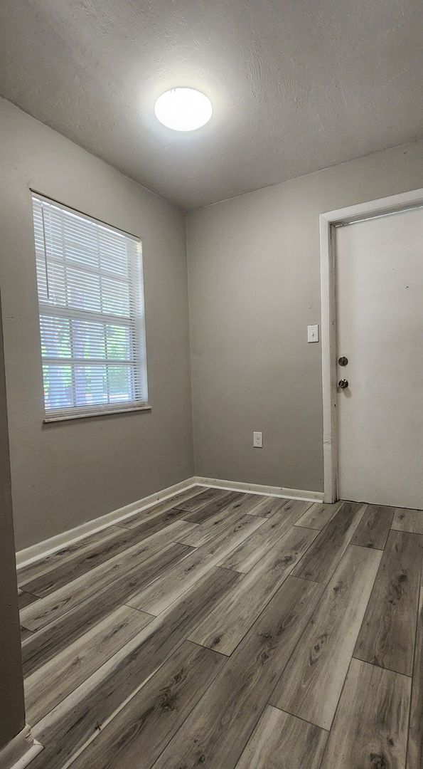 Foto del edificio - This beautifully updated 2-bedroom, 1 bath...