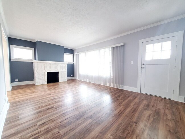 Foto del edificio - 3 Bed - 1 Bath Colonial for Rent | Newly Renovated!