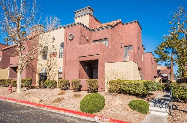 Foto del edificio - Beautiful 2 bed, 2 bath condo ready to mov...