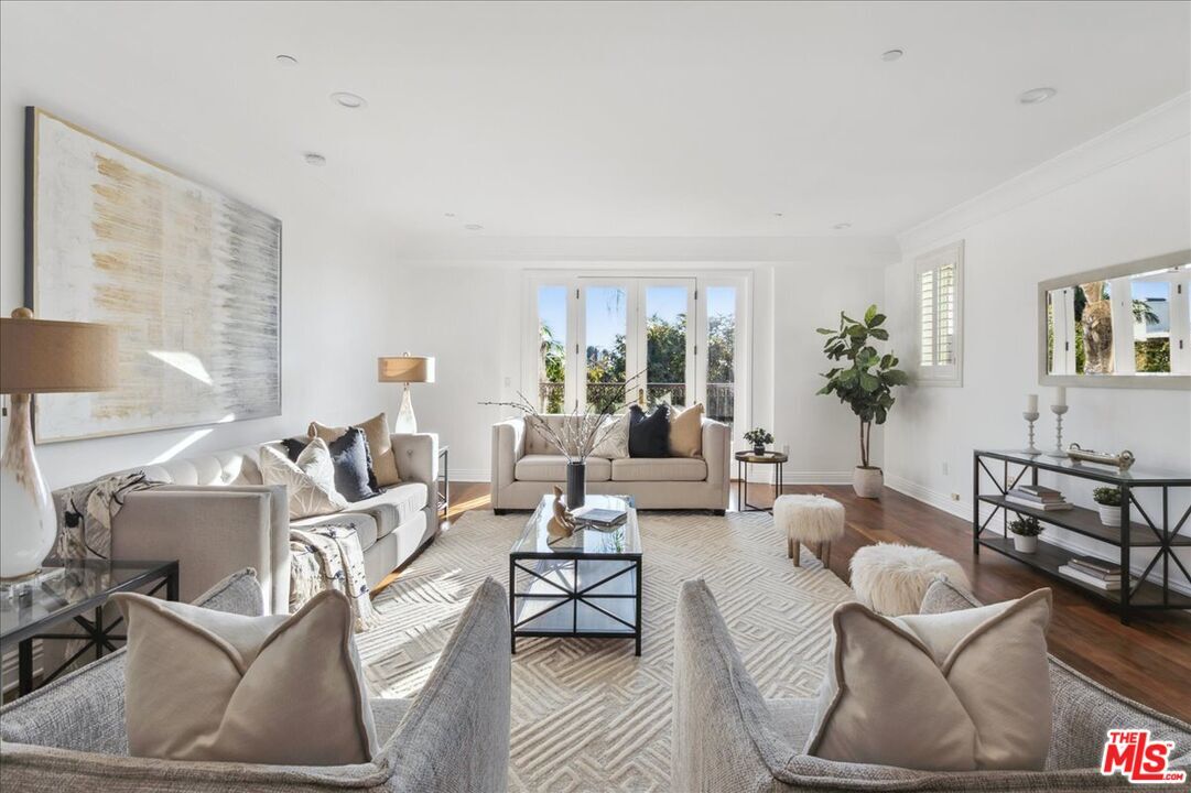Foto principal - 261 S Reeves Dr