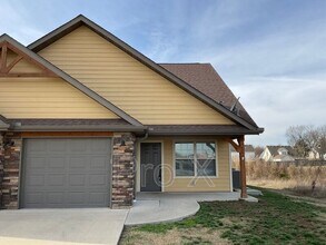 Building Photo - 408 Carson Way