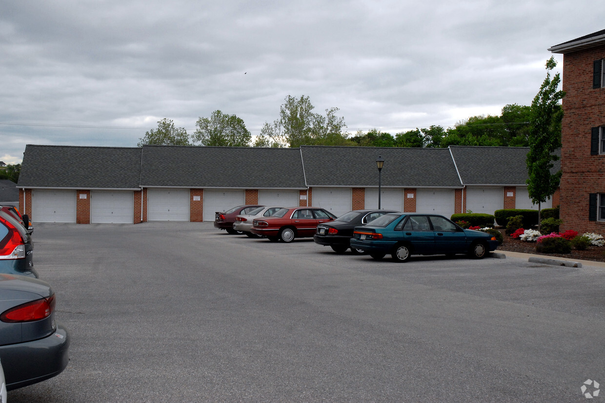 Building Photo - 327 N Pine Ave